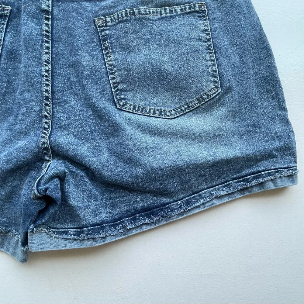 Plus size rainbow heart distressed jean shorts - Picture 12 of 14